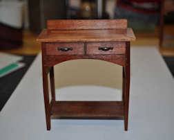 Une jolie petite table de toilette de Gustav Stickley